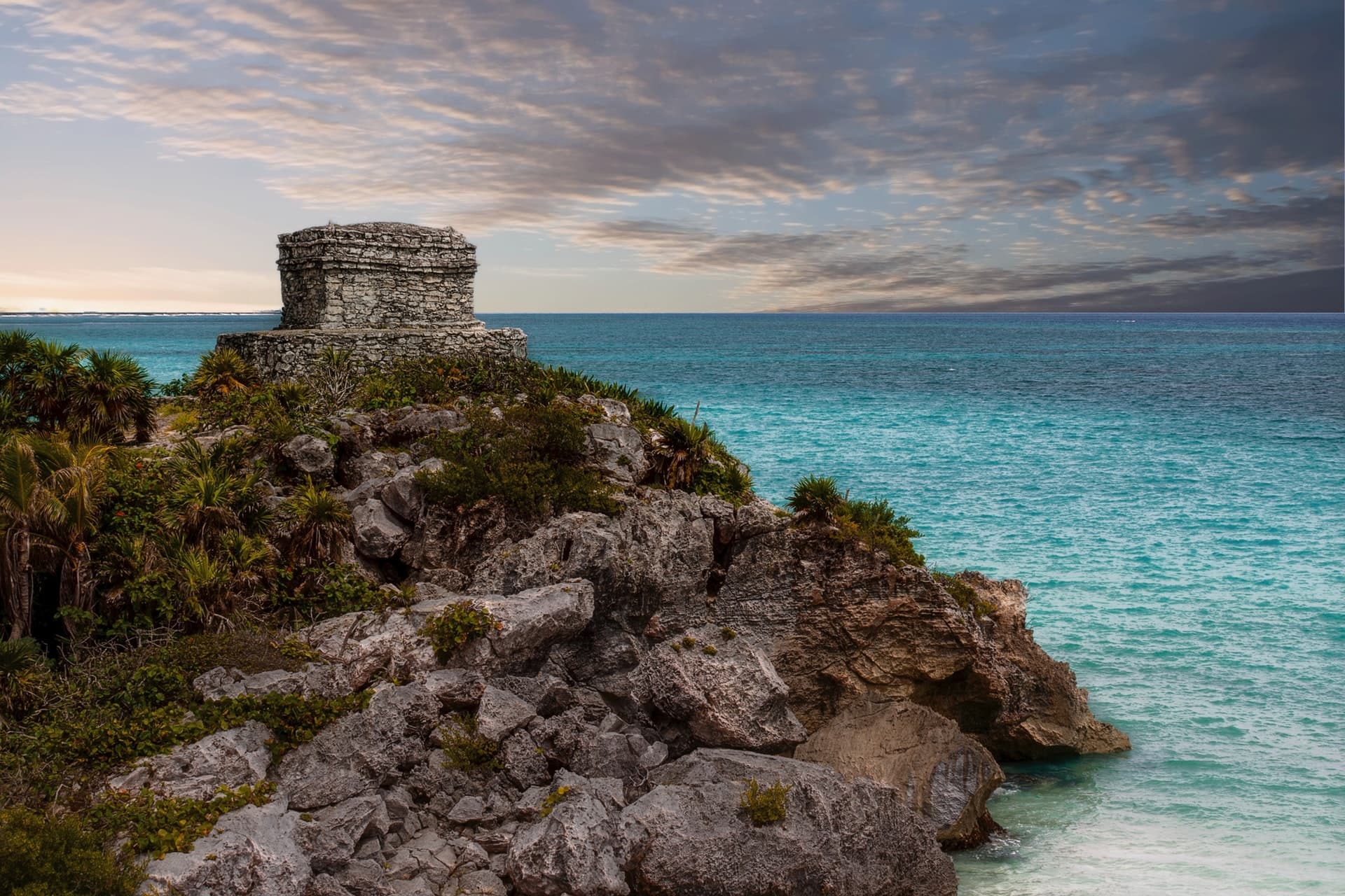 Tulum ruins in front of the sea